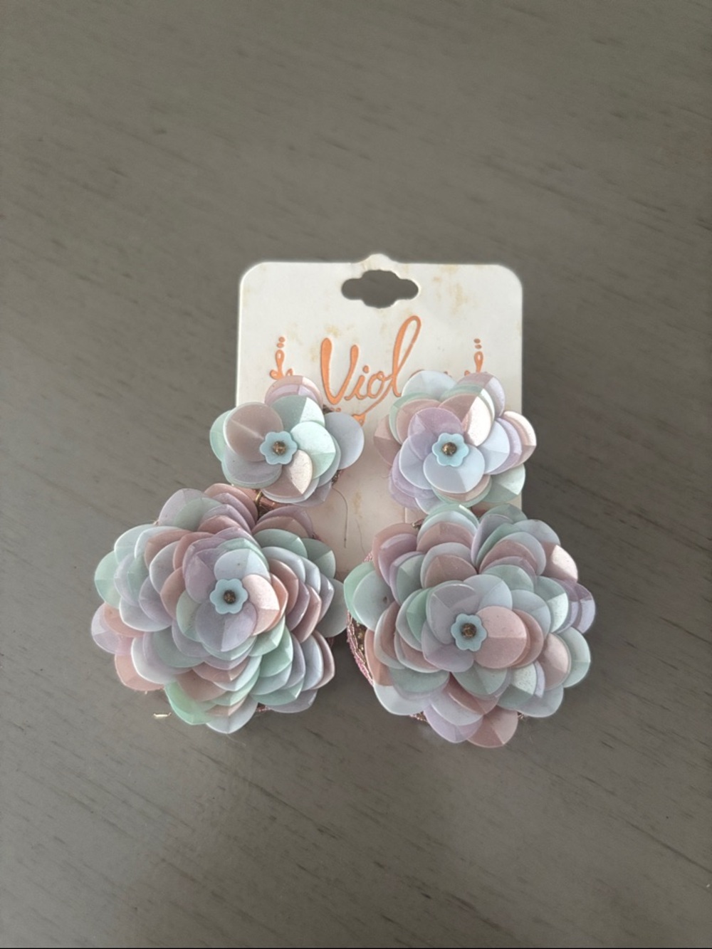 Floral drop earrings
2 inches